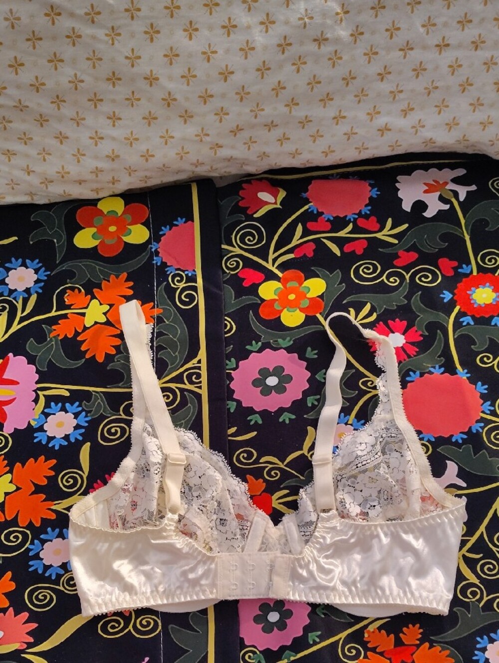 Valentino White Lace Underwire Bra with Satin Band 38C - Picture 2 of 5